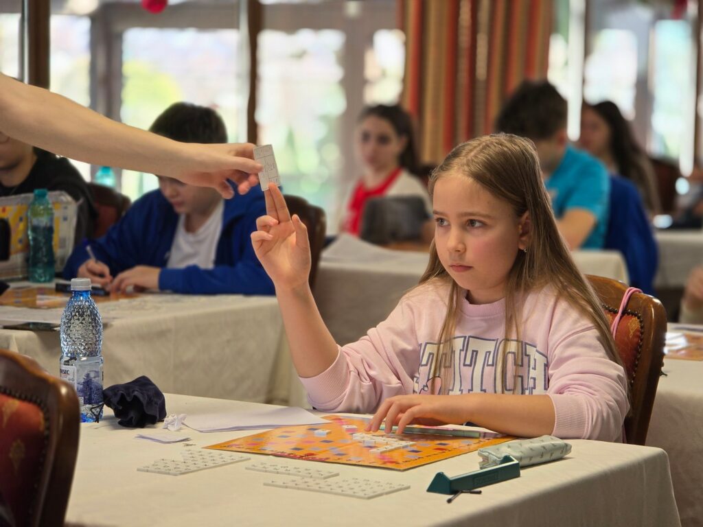 Opt elevi buzoieni, prezenți la Campionatul Național de Scrabble pentru Tineret de la Sărata-Monteoru 20251122 095604