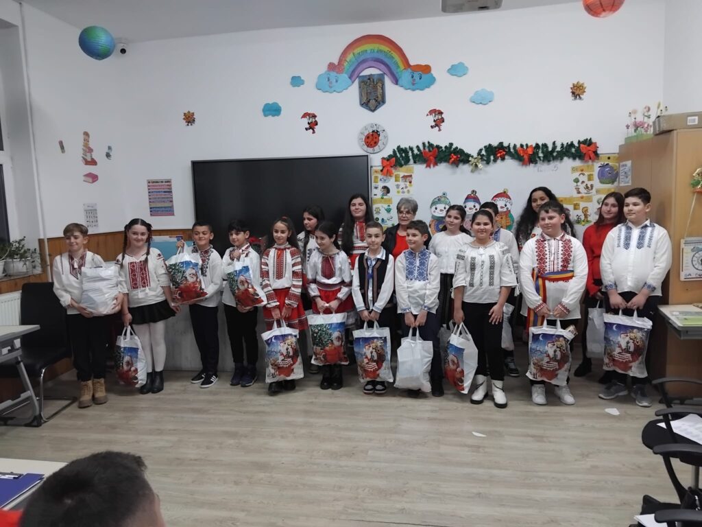 Sărbătoarea Crăciunului ne oferă în fiecare an prilejul de a ne opri pentru o clipă din agitația cotidiană și de a ne întoarce privirea către ceea ce contează cu adevărat: comunitatea, familia și bucuria de a dărui. 13